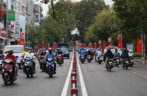 Hà Nội, TP.HCM rực rỡ cờ đỏ mừng 45 năm ngày thống nhất đất nước - Ảnh 7. Hà Nội, TP.HCM rực rỡ cờ đỏ mừng 45 năm ngày thống nhất đất nước - Ảnh 7.