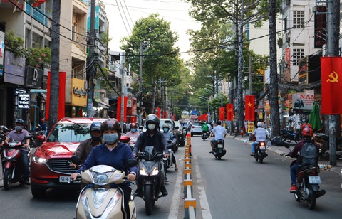 Hà Nội, TP.HCM rực rỡ cờ đỏ mừng 45 năm ngày thống nhất đất nước - Ảnh 8. Hà Nội, TP.HCM rực rỡ cờ đỏ mừng 45 năm ngày thống nhất đất nước - Ảnh 8.