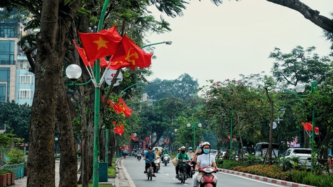 Hà Nội, TP.HCM rực rỡ cờ đỏ mừng 45 năm ngày thống nhất đất nước - Ảnh 2. Hà Nội, TP.HCM rực rỡ cờ đỏ mừng 45 năm ngày thống nhất đất nước - Ảnh 2.