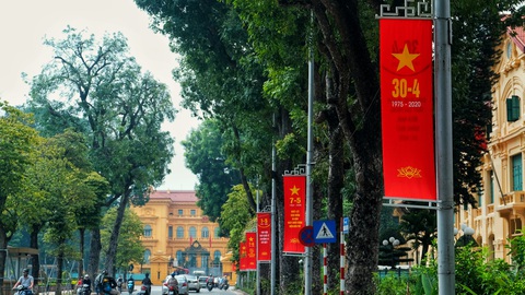 Hà Nội, TP.HCM rực rỡ cờ đỏ mừng 45 năm ngày thống nhất đất nước - Ảnh 3. Hà Nội, TP.HCM rực rỡ cờ đỏ mừng 45 năm ngày thống nhất đất nước - Ảnh 3.
