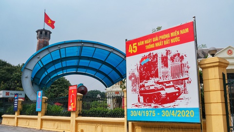 Hà Nội, TP.HCM rực rỡ cờ đỏ mừng 45 năm ngày thống nhất đất nước - Ảnh 5. Hà Nội, TP.HCM rực rỡ cờ đỏ mừng 45 năm ngày thống nhất đất nước - Ảnh 5.