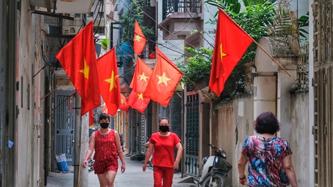 Hà Nội, TP.HCM rực rỡ cờ đỏ mừng 45 năm ngày thống nhất đất nước - Ảnh 1. Hà Nội, TP.HCM rực rỡ cờ đỏ mừng 45 năm ngày thống nhất đất nước - Ảnh 1.