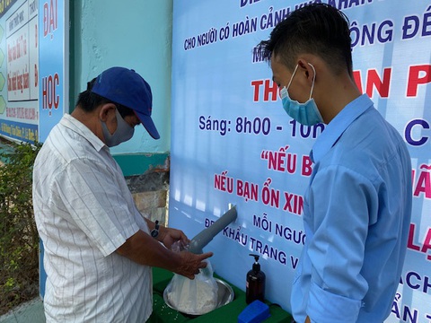 Thầy trò góp tiền mở ATM gạo tại cổng trường giúp người khó khăn - Ảnh 1. Thầy trò góp tiền mở ATM gạo tại cổng trường giúp người khó khăn - Ảnh 1.