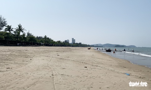 Biển Cửa Lò mở cửa vắng vẻ, nhà hàng nín thở lo ế khách - Ảnh 2. Biển Cửa Lò mở cửa vắng vẻ, nhà hàng nín thở lo ế khách - Ảnh 2.