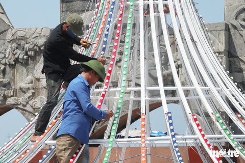 Biển Cửa Lò mở cửa vắng vẻ, nhà hàng nín thở lo ế khách - Ảnh 3. Biển Cửa Lò mở cửa vắng vẻ, nhà hàng nín thở lo ế khách - Ảnh 3.