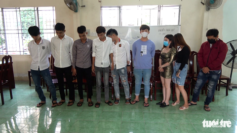 Bất chấp lệnh cấm, 39 nam nữ vô quán hát karaoke và chơi ma túy - Ảnh 2. Bất chấp lệnh cấm, 39 nam nữ vô quán hát karaoke và chơi ma túy - Ảnh 2.