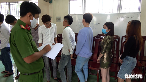 Bất chấp lệnh cấm, 39 nam nữ vô quán hát karaoke và chơi ma túy - Ảnh 3. Bất chấp lệnh cấm, 39 nam nữ vô quán hát karaoke và chơi ma túy - Ảnh 3.