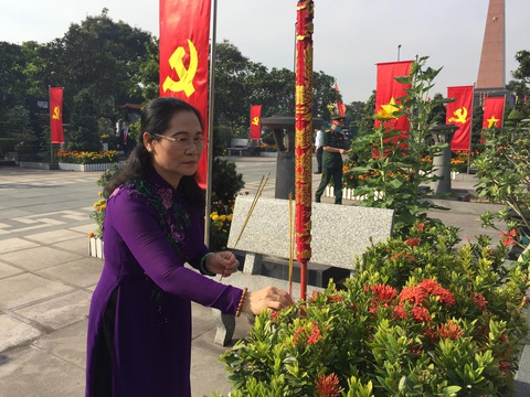 Lãnh đạo TP.HCM dâng hương tưởng niệm các anh hùng liệt sĩ - Ảnh 4. Lãnh đạo TP.HCM dâng hương tưởng niệm các anh hùng liệt sĩ - Ảnh 4.