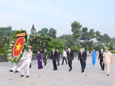Lãnh đạo TP.HCM dâng hương tưởng niệm các anh hùng liệt sĩ - Ảnh 1. Lãnh đạo TP.HCM dâng hương tưởng niệm các anh hùng liệt sĩ - Ảnh 1.