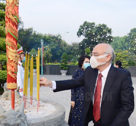 Lãnh đạo TP.HCM dâng hương tưởng niệm các anh hùng liệt sĩ - Ảnh 3. Lãnh đạo TP.HCM dâng hương tưởng niệm các anh hùng liệt sĩ - Ảnh 3.
