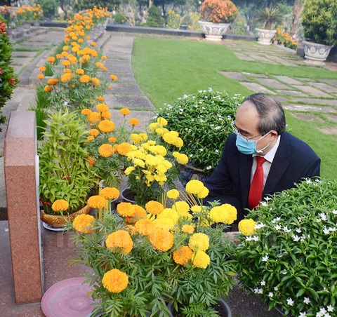 Lãnh đạo TP.HCM dâng hương tưởng niệm các anh hùng liệt sĩ - Ảnh 2. Lãnh đạo TP.HCM dâng hương tưởng niệm các anh hùng liệt sĩ - Ảnh 2.