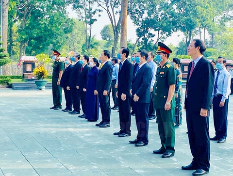 Lãnh đạo TP.HCM dâng hương tưởng niệm các anh hùng liệt sĩ - Ảnh 6. Lãnh đạo TP.HCM dâng hương tưởng niệm các anh hùng liệt sĩ - Ảnh 6.