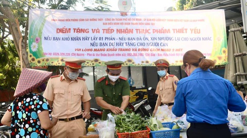 TP.HCM bổ sung hơn 330 tỉ đồng hỗ trợ người khó khăn do COVID-19 - Ảnh 1. TP.HCM bổ sung hơn 330 tỉ đồng hỗ trợ người khó khăn do COVID-19 - Ảnh 1.