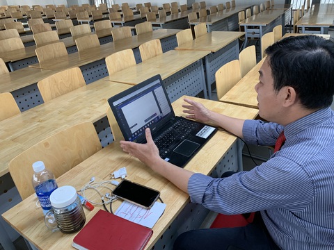 Dạy trực tuyến có nên buộc giảng viên đến trường? - Ảnh 1. Dạy trực tuyến có nên buộc giảng viên đến trường? - Ảnh 1.