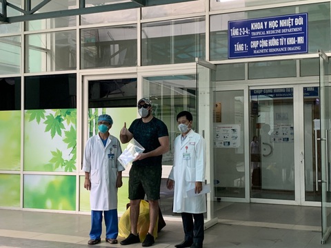 Bệnh nhân người Mỹ nhiễm COVID-19 xuất viện: Cảm ơn Việt Nam đã cứu tôi - Ảnh 1. Bệnh nhân người Mỹ nhiễm COVID-19 xuất viện: Cảm ơn Việt Nam đã cứu tôi - Ảnh 1.
