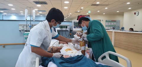 Nối thành công tay trái đứt lìa cho người đàn ông bị chém trên đường - Ảnh 1. Nối thành công tay trái đứt lìa cho người đàn ông bị chém trên đường - Ảnh 1.