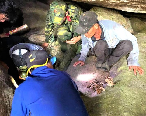 Tình cờ phát hiện nhiều hài cốt liệt sĩ trong hang sâu tại núi Đồng Bò - Ảnh 3. Tình cờ phát hiện nhiều hài cốt liệt sĩ trong hang sâu tại núi Đồng Bò - Ảnh 3.