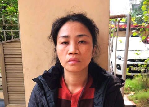 Khởi tố người phụ nữ hất tung máy đo thân nhiệt và tát công an - Ảnh 1. Khởi tố người phụ nữ hất tung máy đo thân nhiệt và tát công an - Ảnh 1.