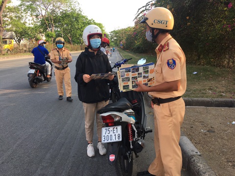 Người dân ở nhà, đường thông thoáng, tai nạn giao thông lại... tăng - Ảnh 1. Người dân ở nhà, đường thông thoáng, tai nạn giao thông lại... tăng - Ảnh 1.