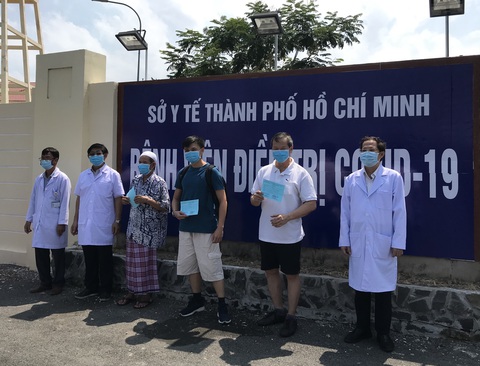 Thêm 3 bệnh nhân nhiễm COVID-19 điều trị tại TP.HCM được xuất viện - Ảnh 1. Thêm 3 bệnh nhân nhiễm COVID-19 điều trị tại TP.HCM được xuất viện - Ảnh 1.