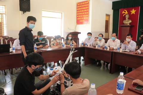 Chiều 3-4, robot bắt đầu khử khuẩn và lau sàn tại khu cách ly dã chiến Củ Chi - Ảnh 3. Chiều 3-4, robot bắt đầu khử khuẩn và lau sàn tại khu cách ly dã chiến Củ Chi - Ảnh 3.