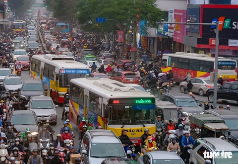Hà Nội bố trí 100 xe buýt đưa người cách ly về địa phương - Ảnh 1. Hà Nội bố trí 100 xe buýt đưa người cách ly về địa phương - Ảnh 1.