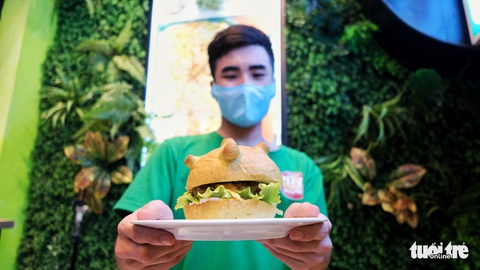Làm bánh burger hình virus corona để ăn cả nỗi sợ - Ảnh 4. Làm bánh burger hình virus corona để ăn cả nỗi sợ - Ảnh 4.