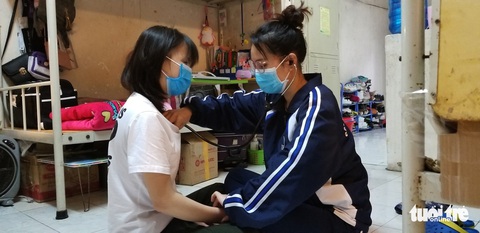 Giúp nhau đo nhiệt độ, khám tim phổi khi tự cách ly - Ảnh 2. Giúp nhau đo nhiệt độ, khám tim phổi khi tự cách ly - Ảnh 2.