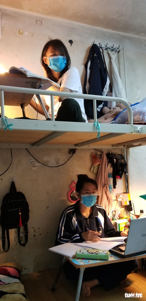 Giúp nhau đo nhiệt độ, khám tim phổi khi tự cách ly - Ảnh 6. Giúp nhau đo nhiệt độ, khám tim phổi khi tự cách ly - Ảnh 6.