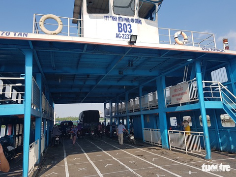 Vẽ bàn cờ carô trên phà để khách đứng đúng khoảng cách - Ảnh 1. Vẽ bàn cờ carô trên phà để khách đứng đúng khoảng cách - Ảnh 1.