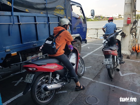 Vẽ bàn cờ carô trên phà để khách đứng đúng khoảng cách - Ảnh 3. Vẽ bàn cờ carô trên phà để khách đứng đúng khoảng cách - Ảnh 3.