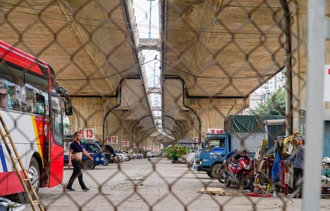Hà Nội tiếp tục được trông giữ ôtô, xe máy dưới các gầm cầu - Ảnh 1. Hà Nội tiếp tục được trông giữ ôtô, xe máy dưới các gầm cầu - Ảnh 1.