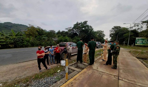 Truy đuổi 6 người trốn cách ly trên biên giới Việt - Lào - Ảnh 1. Truy đuổi 6 người trốn cách ly trên biên giới Việt - Lào - Ảnh 1.