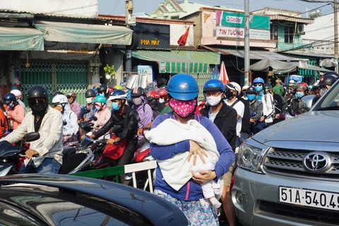 Cửa ngõ miền Tây, phà Cát Lái đông nghẹt - Ảnh 12. Cửa ngõ miền Tây, phà Cát Lái đông nghẹt - Ảnh 12.