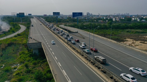 Sáng 30-4, kẹt xe nhiều giờ trên cao tốc TP.HCM - Long Thành - Dầu Giây - Ảnh 3. Sáng 30-4, kẹt xe nhiều giờ trên cao tốc TP.HCM - Long Thành - Dầu Giây - Ảnh 3.