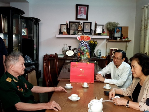Chủ tịch Quốc hội thăm các Mẹ Việt Nam anh hùng - Ảnh 1. Chủ tịch Quốc hội thăm các Mẹ Việt Nam anh hùng - Ảnh 1.