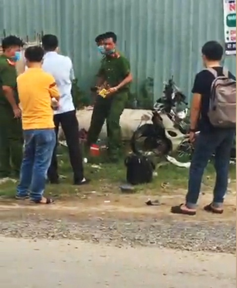 2 thiếu niên 17 tuổi giật điện thoại, xịt hơi cay khiến một người té xe chết ở Hóc Môn - Ảnh 2. 2 thiếu niên 17 tuổi giật điện thoại, xịt hơi cay khiến một người té xe chết ở Hóc Môn - Ảnh 2.