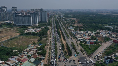 Sáng 30-4, kẹt xe nhiều giờ trên cao tốc TP.HCM - Long Thành - Dầu Giây - Ảnh 5. Sáng 30-4, kẹt xe nhiều giờ trên cao tốc TP.HCM - Long Thành - Dầu Giây - Ảnh 5.