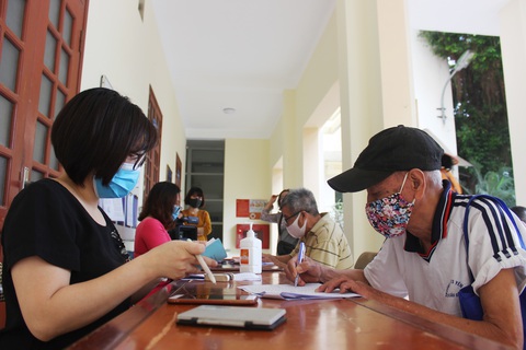 Người dân Hà Nội nhận tiền hỗ trợ ngay ngày lễ - Ảnh 2. Người dân Hà Nội nhận tiền hỗ trợ ngay ngày lễ - Ảnh 2.