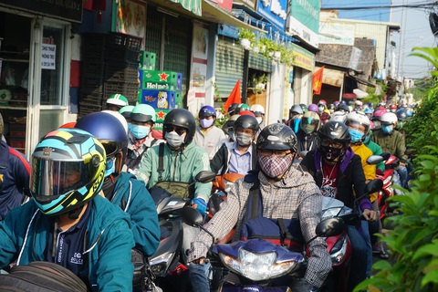 Cửa ngõ miền Tây, phà Cát Lái đông nghẹt - Ảnh 15. Cửa ngõ miền Tây, phà Cát Lái đông nghẹt - Ảnh 15.
