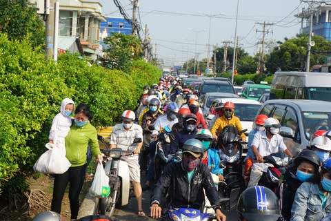 Cửa ngõ miền Tây, phà Cát Lái đông nghẹt - Ảnh 10. Cửa ngõ miền Tây, phà Cát Lái đông nghẹt - Ảnh 10.