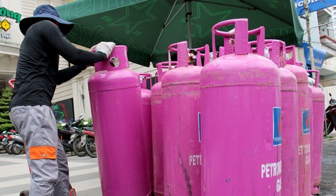 Gíá gas tăng 34.000 đồng/bình 12kg sau 3 tháng giảm - Ảnh 1. Gíá gas tăng 34.000 đồng/bình 12kg sau 3 tháng giảm - Ảnh 1.