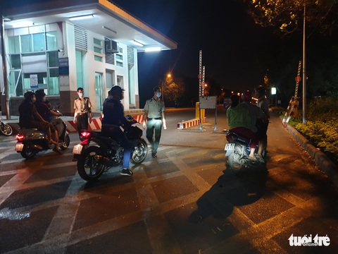Cháy lớn trong Khu chế xuất Tân Thuận, nhiều lính cứu hỏa bị thương - Ảnh 6. Cháy lớn trong Khu chế xuất Tân Thuận, nhiều lính cứu hỏa bị thương - Ảnh 6.