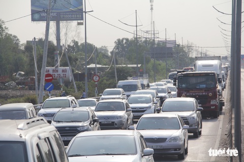 Cửa ngõ miền Tây, phà Cát Lái đông nghẹt - Ảnh 4. Cửa ngõ miền Tây, phà Cát Lái đông nghẹt - Ảnh 4.