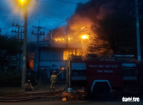 Cháy lớn trong Khu chế xuất Tân Thuận, nhiều lính cứu hỏa bị thương - Ảnh 3. Cháy lớn trong Khu chế xuất Tân Thuận, nhiều lính cứu hỏa bị thương - Ảnh 3.