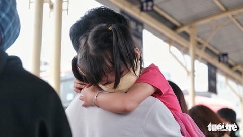 Hà Nội: Khách vạ vật ở bến từ sáng đến chiều vẫn không có xe - Ảnh 5. Hà Nội: Khách vạ vật ở bến từ sáng đến chiều vẫn không có xe - Ảnh 5.