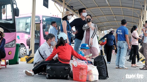 Hà Nội: Khách vạ vật ở bến từ sáng đến chiều vẫn không có xe - Ảnh 2. Hà Nội: Khách vạ vật ở bến từ sáng đến chiều vẫn không có xe - Ảnh 2.