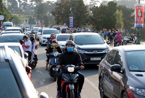 Khách đổ về Đà Lạt, hàng ngàn người có việc làm - Ảnh 1. Khách đổ về Đà Lạt, hàng ngàn người có việc làm - Ảnh 1.