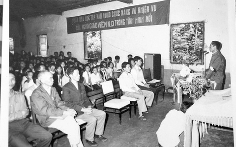 Những thầy giáo cầm bút vào chiến trường - Kỳ cuối: Không sợ bom đạn, chỉ sợ... học toán - Ảnh 2. Những thầy giáo cầm bút vào chiến trường - Kỳ cuối: Không sợ bom đạn, chỉ sợ... học toán - Ảnh 2.