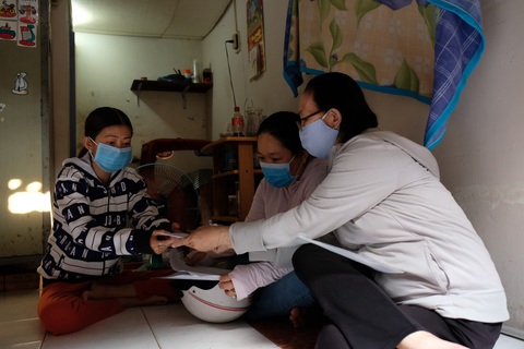 Đến từng nhà dân trao tiền hỗ trợ trong ngày nghỉ lễ - Ảnh 1. Đến từng nhà dân trao tiền hỗ trợ trong ngày nghỉ lễ - Ảnh 1.